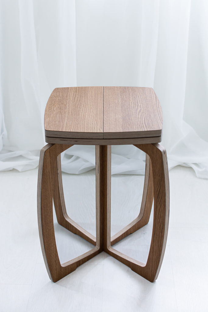 Opilion puinen design jakkara tammi, lähikuva kootusta tuolista.
